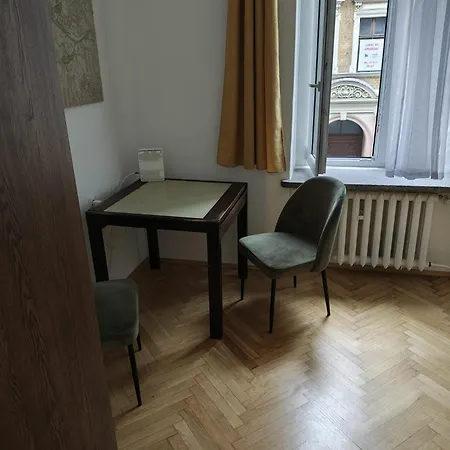 Kawalerka W Centrum Quarto em Acomodações Particulares *